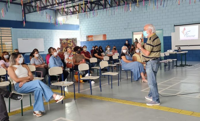 Prefeito Clóvis Volpi durante uma reunião com profissionais da EM Eng Carlos Rohm I. Foto: Divulgação