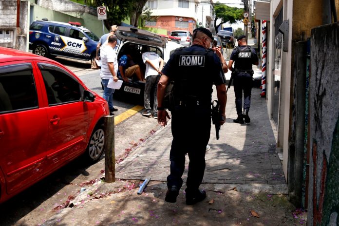 Policiais encontraram os dois indivíduos em uma residência no bairro Nova Gerty, em São Caetano. Foto: Ricardo Quiles / GCM / PMSCS