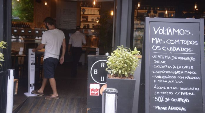 Carnaval traz otimismo para economia regional Sem o tradicional carnaval de rua, consumidores tendem a consumir nos estabelecimentos. Foto: Tânia Rêgo/Agência Brasil