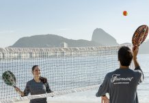 Hotéis entram na onda do Beach Tennis Hóteis adaptaram área de lazer para garantir novidade aos hóspedes. Foto: Divulgação