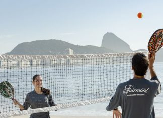Hotéis entram na onda do Beach Tennis Hóteis adaptaram área de lazer para garantir novidade aos hóspedes. Foto: Divulgação