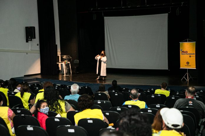 Encontro foi conduzido pela médica infectologista da Rede Municipal de Saúde, Nédia Maria Hellage. Foto: Eric Romero / PMSCS