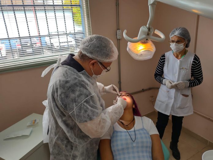 Profissionais de saúde irão fornecer orientações e realizar exames de prevenção ao câncer de boca. Foto: Divulgação/PMRP