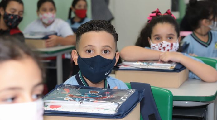 Alunos recebem kits de material escolar e tablets Aulas tiveram início nesta terça para mais de 43 mil alunos. Foto: Alex Cavanha/PSA