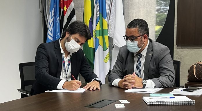 COOP Drogaria firma parceria com OAB Gustavo Maldi Ramos, diretor executivo do Negócio Drogaria Coop, e Leonardo Dominiqueli Pereira, presidente da OAB-Santo André, durante assinatura da parceria. Foto: Divulgação