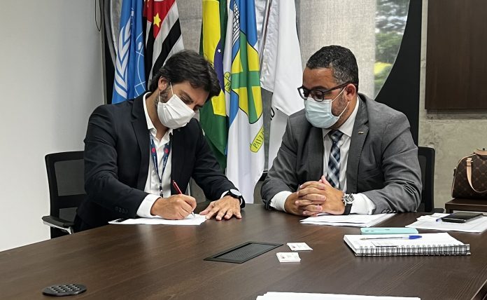 Gustavo Maldi Ramos, diretor executivo do Negócio Drogaria Coop, e Leonardo Dominiqueli Pereira, presidente da OAB-Santo André, durante assinatura da parceria. Foto: Divulgação