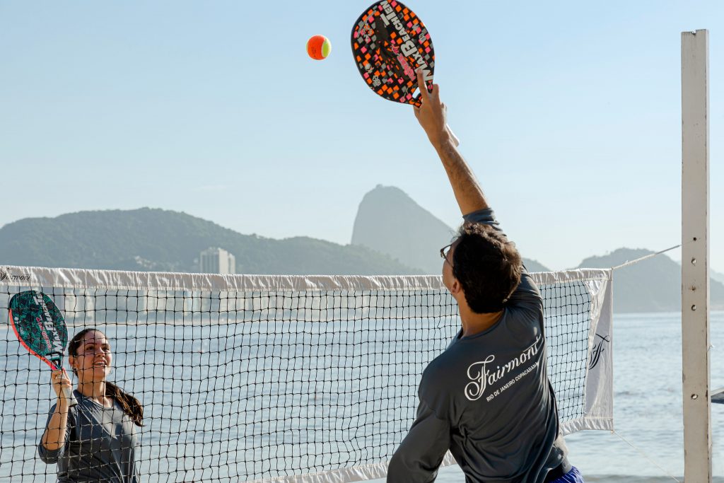 Fairmont Rio de Janeiro proporciona treinos na praia do Forte de Copacabana. Foto: Divulgação