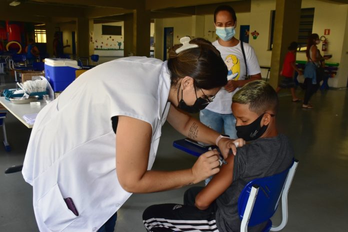 Imunização continua na EMEB Prof. Rachel Silveira Monteiro, das 9h às 16h, sem agendamento. Foto: Priscila Zambotto
