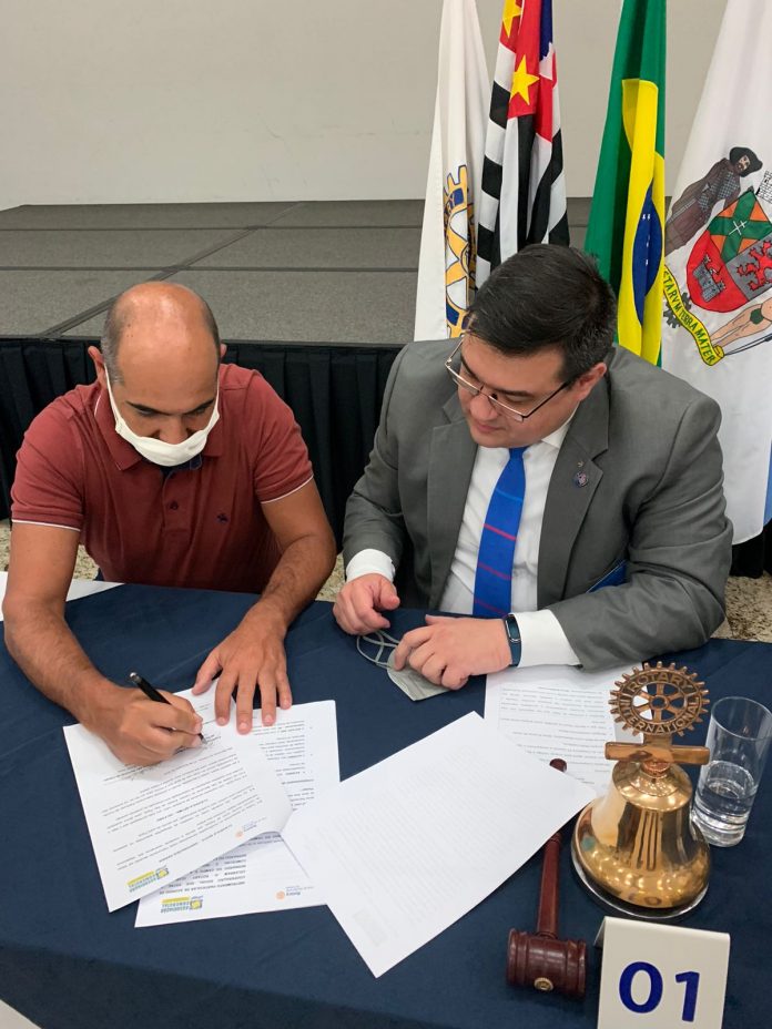 Assinatura do contrato de parceria entre as instituições. Foto: Divulgação