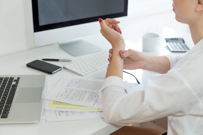 Movimentos repetitivos para quem trabalha no computador são os mais comuns. Foto: Divulgação