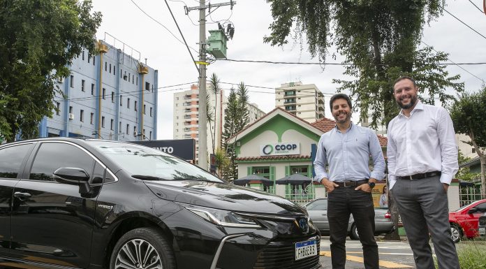 COOP Drogaria firma parceria com empresa de mobilidade Roger Armellini, diretor comercial da KINTO e de mobilidade da Toyota do Brasil, e Gustavo Maldi Ramos, diretor executivo do Negócio Drogaria Coop. Foto: Divulgação/Coop