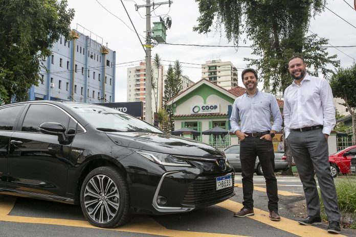 Roger Armellini, diretor comercial da KINTO e de mobilidade da Toyota do Brasil, e Gustavo Maldi Ramos, diretor executivo do Negócio Drogaria Coop. Foto: Divulgação/Coop
