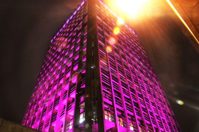 Paço Municipal recebeu iluminação rosa. Foto: Angelo Baima/PSA