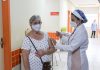 Mais idosos recebem 4ª dose da vacina Vacinação contra a Covid-19 ocorre por livre demanda nas 33 UBSs; pessoas acima de 90 anos continuam sendo imunizadas em domicílio. Foto: Gabriel Inamine/PMSBC