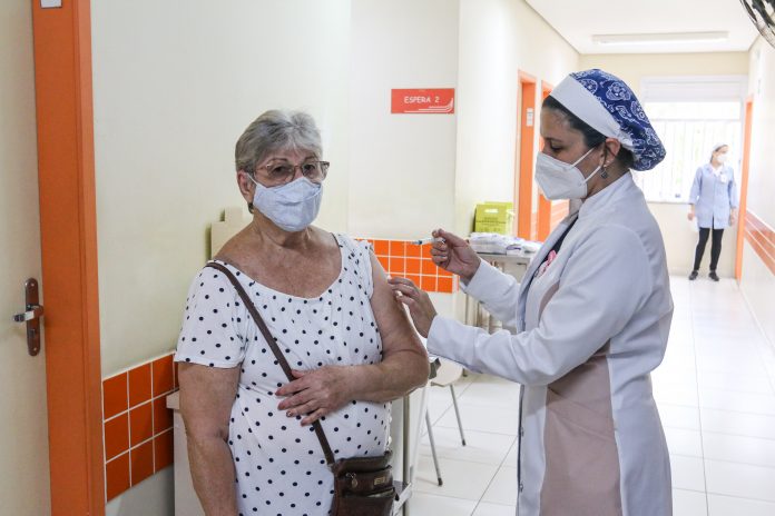 Vacinação contra a Covid-19 ocorre por livre demanda nas 33 UBSs; pessoas acima de 90 anos continuam sendo imunizadas em domicílio. Foto: Gabriel Inamine/PMSBC