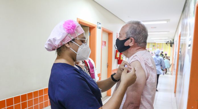 4ª dose da vacina estará disponível nesta sexta-feira Público entre 80 e 89 anos será atendido nas 33 UBSs por demanda livre. Foto: Ricardo Cassin/PMSBC