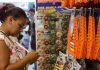 Comércio valoriza e investe no Dia do Consumidor Lojistas aproveitam a data e promovem uma semana inteira de promoções. Foto: Rovena Rosa / Agência Brasil
