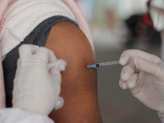 Números incluem a vacinação de adultos, adolescentes e crianças nas sete cidades. Foto: Divulgação/PMRP