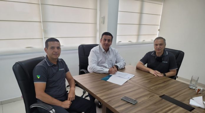 SICOOB firma nova parceria Presidente do Conselho Administrativo do Sicoob Grande ABC, Glauco Pinheiro da Cruz, presidente da CDL Jundiaí, Edison Maltoni, e Luciano Sangoi Kolas, diretor-presidente do Sicoob ABC. Foto: Divulgação