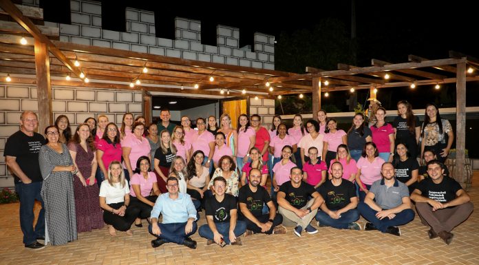 Sicredi Vale do Piquiri oficializa novo Comitê Integrantes do Comitê Mulher com colaboradores do Sicredi. Foto: Divulgação/Sicredi