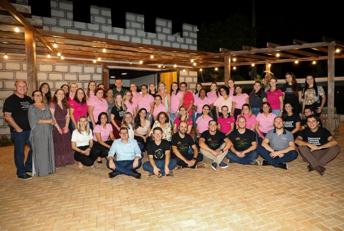 Integrantes do Comitê Mulher com colaboradores do Sicredi. Foto: Divulgação/Sicredi