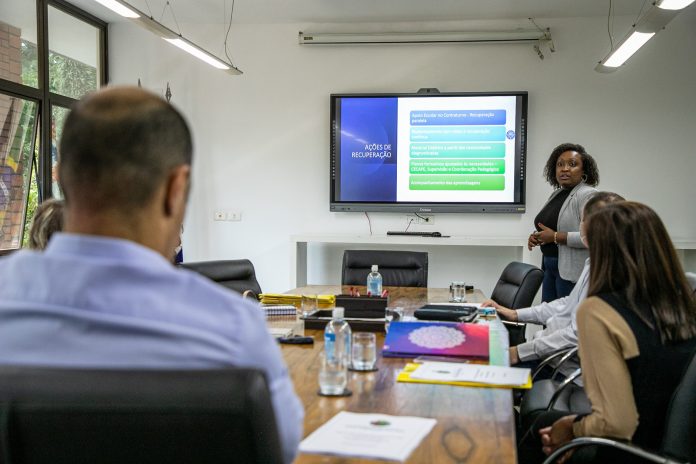 Reunião teve como objetivo planejar a terceira etapa do Programa de Reforço Escolar. Foto: Letícia Teixeira / PMSCS