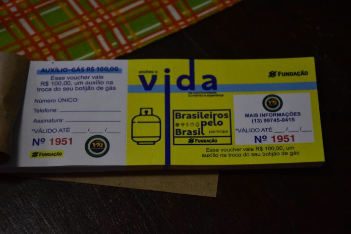 Doação dos vouchers foi feito pela Petrobras em parceria com a Fundação Banco do Brasil e fortalecerá a economia da cidade, já que os fornecedores do botijão de gás são do município. Foto: Divulgação/PMRGS