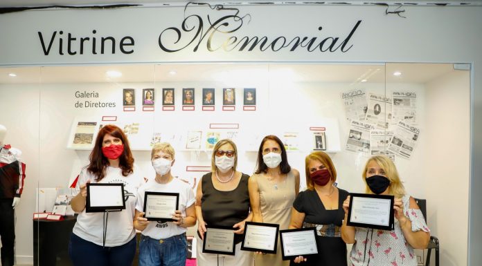 Vitrine Memorial é inaugurada na EMEF Ângelo Raphael Pellegrino Funcionários foram homenageados. Foto: Eric Romero /PMSCS