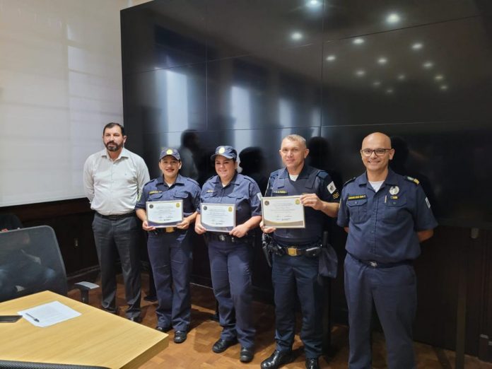 Agentes receberam honrarias por salvar vida de idoso e por contribuição às melhorias da corporação. Foto: Divulgação/PMSBC