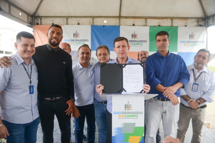 Prefeito Orlando Morando assinou a ordem de serviço ao lado do vice prefeito e outras autoridades. Foto: Ricardo Cassin/PMSBC