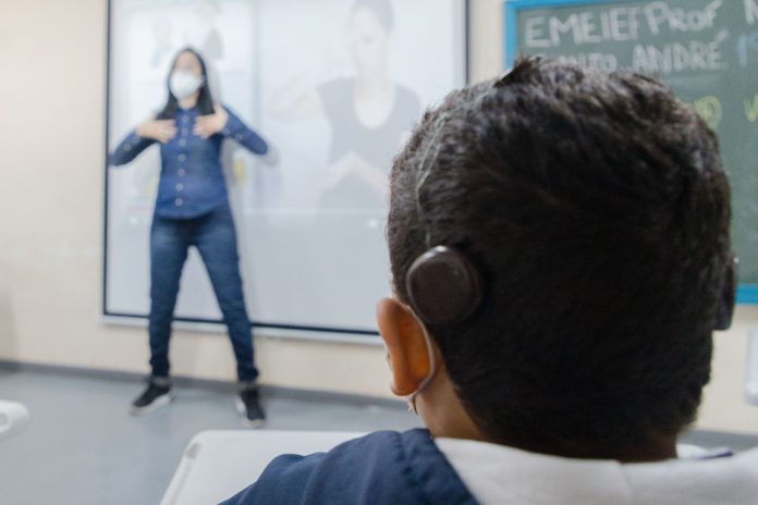 Estudantes aprendem Libras e a Língua Portuguesa na modalidade escrita, garantindo desenvolvimento acadêmico e pedagógico. Foto: Alex Cavanha/PSA