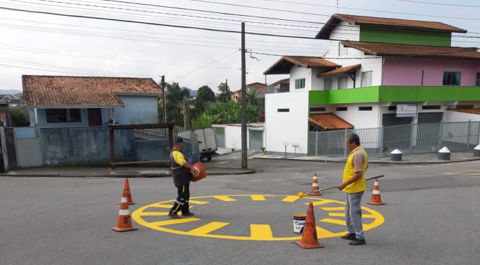 Ruas ganham reforço na sinalização de trânsito Remarcação de rotatória na Santa Luzia. Foto: Divulgação/PMRP