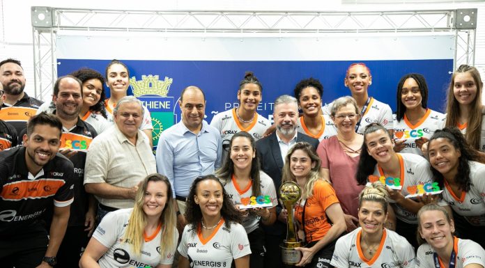 Auricchio firma parcerias e homenageia atleta Estiveram presentes na cerimônia o prefeito José Auricchio Júnior e o vice-prefeito Carlos Humberto Seraphim, o deputado estadual Thiago Auricchio, secretários municipais, vereadores, dirigentes esportivos e atletas. Foto: Letícia Teixeira / PMSCS