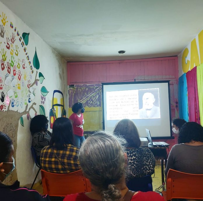 Elisangela Miranda ministrou a palestra sobre TEA realizada no CAPS Infantil. Foto: DECOM/RP