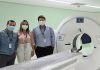AME recebe novo tomógrafo O gerente administrativo do AME Santo André, Dagoberto Gomes de Moura, a diretora-geral, Marina Daminato, e o diretor técnico, Dr. Rodrigo Mota. Foto: Divulgação