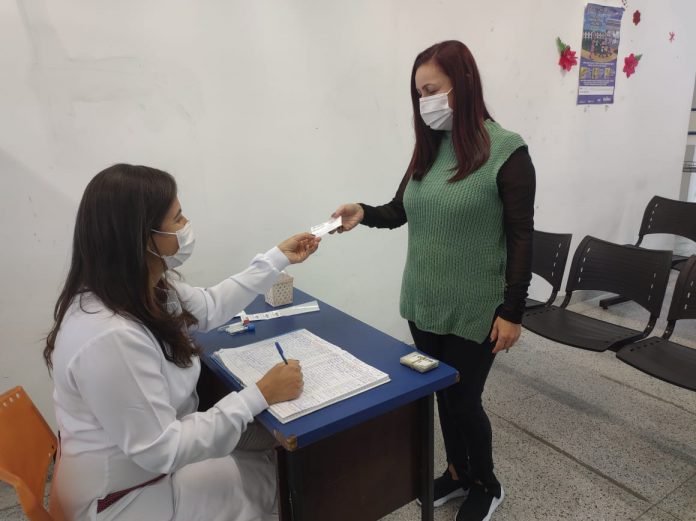 Paciente recebe protocolo para retirada online do resultado do exame. Foto: Divulgação
