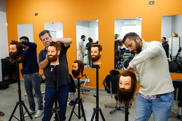 Desta vez, interessados poderão fazer o curso de barbearia completa. Foto: Eric Romero / PMSCS