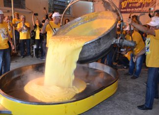 Monte Belo do Sul promove 11ª edição do Polentaço Tombo da polenta gigante é atração no 11º Polentaço, em Monte Belo do Sul. Foto: Exata Comunicação