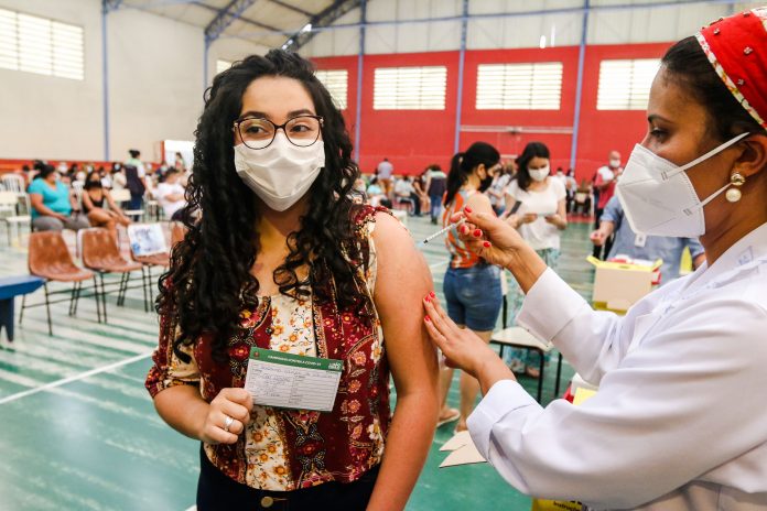 Podem se imunizar os adolescentes que tenham tomado a 2ª dose há pelo menos quatro meses. Foto: Gabriel Inamine/PMSBC