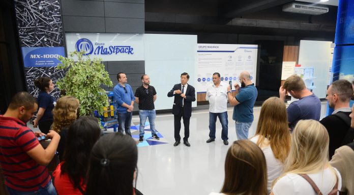 São Bernardo recebe universitários de outro estado O secretário municipal de Desenvolvimento Econômico, Ciência, Tecnologia, Trabalho e Turismo, Hiroyuki Minami contou mais detalhes do projeto aos universitários. Foto: Omar Matsumoto/PMSBC