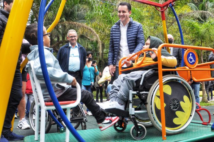 Área do playground recebeu gira-gira e balanço frontal duplo para cadeirantes. Foto: Angelo Baima/PSA