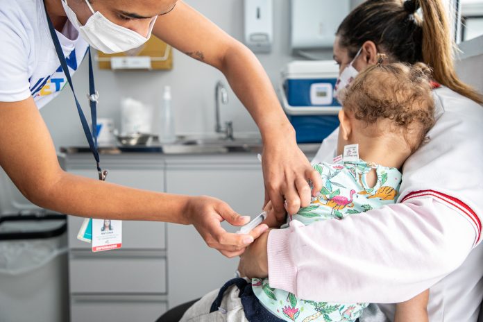 Grupos podem receber o imunizante nas UBSs e centros clínicos. Foto: Letícia Teixeira / PMSCS