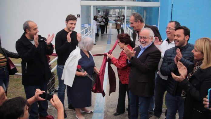 Momento em que é puxado o laço de inauguração do novo Centro de Especialidades Médicas e de Atenção Integral à Saúde da Mulher. Foto: Divulgação/PMRP