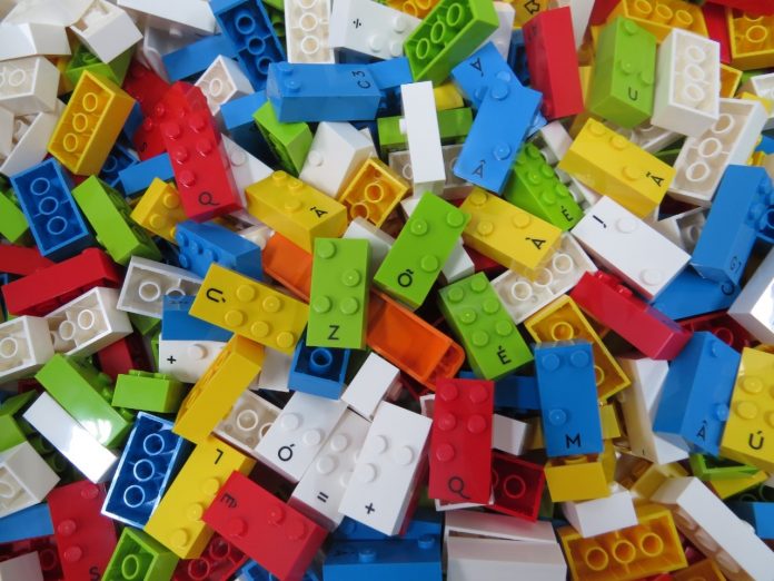 Kit Lego Braille Bricks auxilia no recurso pedagógico inclusivo na alfabetização e letramento. Foto: Divulgação/PMRP