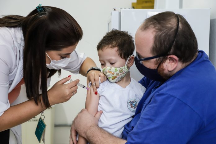 Vacinação de crianças na USCA (Unidade de Saúde da Criança e do Adolescente). Foto: Letícia Teixeira / PMSCS