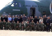 Embratur busca investimentos estrangeiros para o Brasil A gerente de Geração de Receitas da Embratur, Claudine Bichara de Oliveira (centro), representa a Embratur na comitiva. Foto: Divulgação/FAB