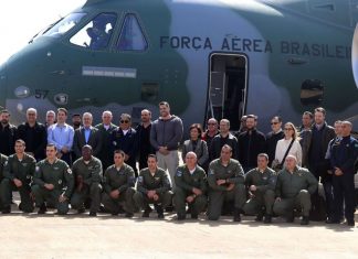 Embratur busca investimentos estrangeiros para o Brasil A gerente de Geração de Receitas da Embratur, Claudine Bichara de Oliveira (centro), representa a Embratur na comitiva. Foto: Divulgação/FAB