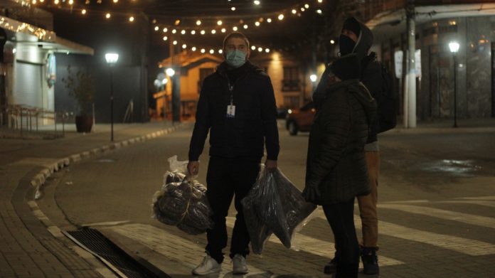 Secretário de Assistência Social, Leonardo Biazi, durante abordagem à moradores em situação de rua, durante o período noturno. Foto: Divulgação/PMRP