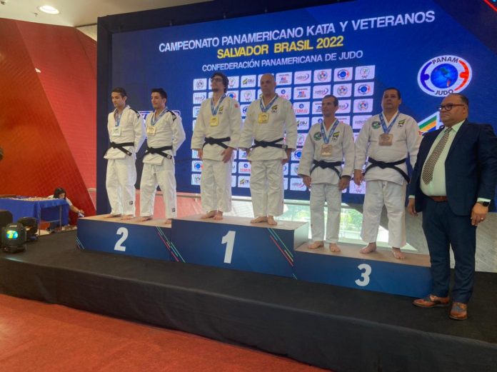 Dupla ribeirão-pirense recebe medalha de ouro. Foto: DECOM/RP