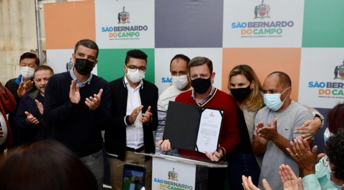 UBSs serão revitalizadas A cerimônia de autorização das intervenções contou com a presença da primeira-dama e deputada estadual, Carla Morando, vereadores e moradores da região. Foto: Ricardo Cassin/PMSBC